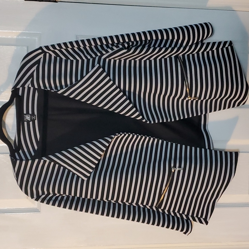 Roz & Ali 1X Black & White Striped Open Front Bazer